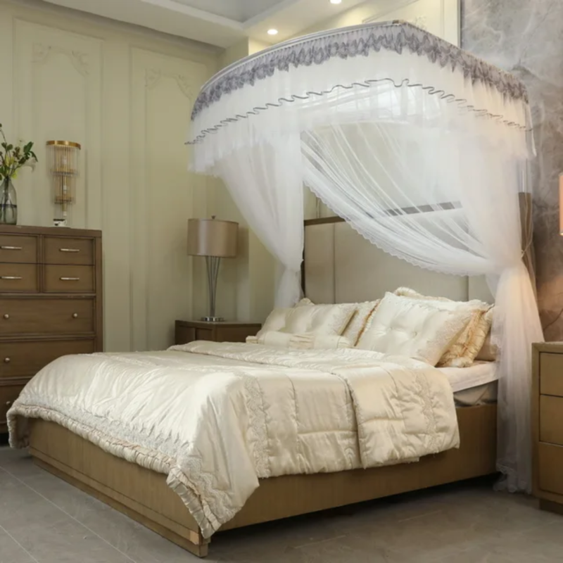 Apportez élégance et protection à votre chambre avec cette moustiquaire baldaquin de luxe. Dotée d’un voile fin anti-moustiques, d’une structure robuste et d’un design raffiné, elle garantit des nuits paisibles tout en sublimant votre décoration intérieure. Disponible en plusieurs coloris et adaptée aux lits 2 et 3 places. Livraison rapide à Dakar et partout au Sénégal par Bonusta.sn